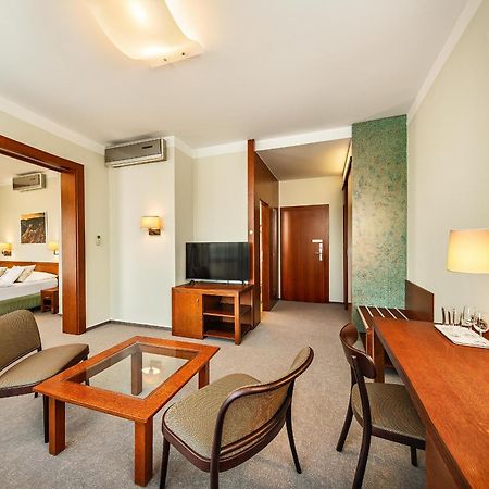Wellness Hotel Happy Star Hnanice  Extérieur photo