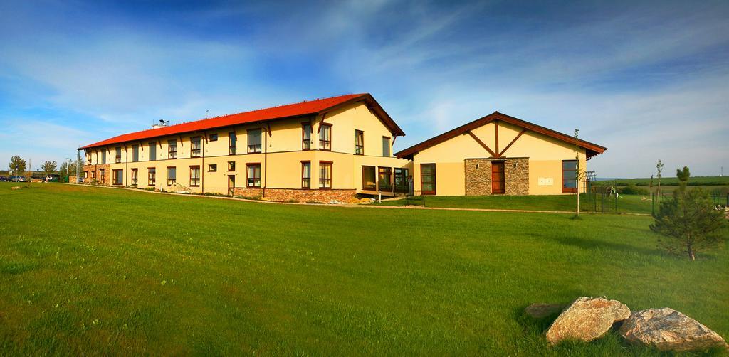 Wellness Hotel Happy Star Hnanice  Extérieur photo