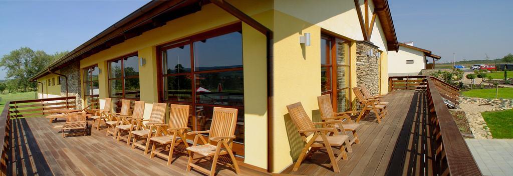 Wellness Hotel Happy Star Hnanice  Extérieur photo