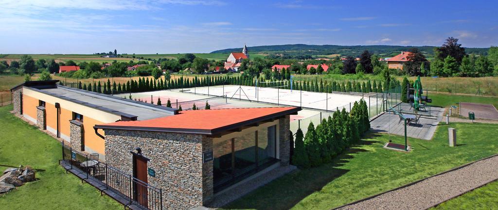 Wellness Hotel Happy Star Hnanice  Extérieur photo