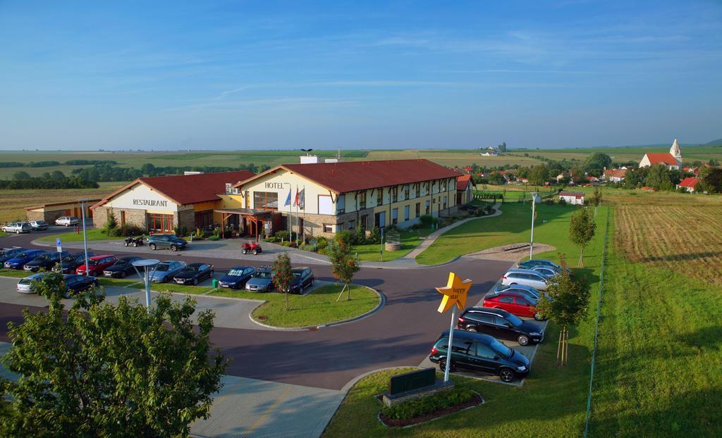 Wellness Hotel Happy Star Hnanice  Extérieur photo