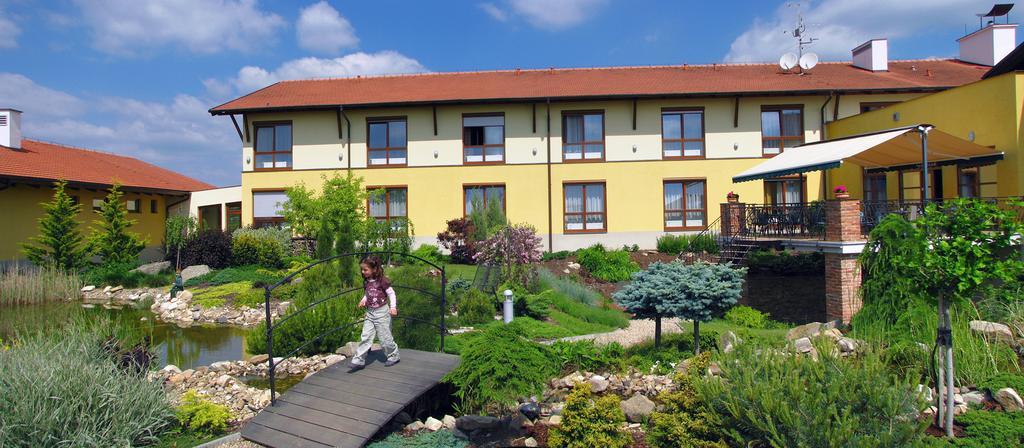 Wellness Hotel Happy Star Hnanice  Extérieur photo