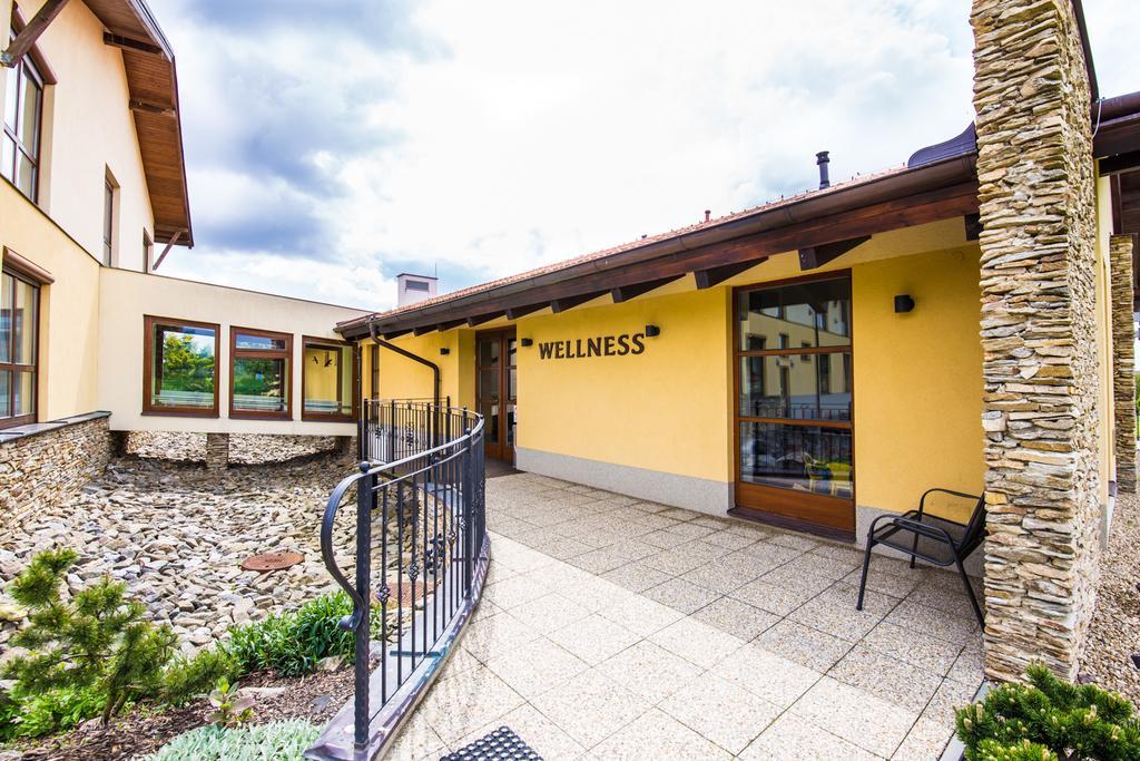 Wellness Hotel Happy Star Hnanice  Extérieur photo