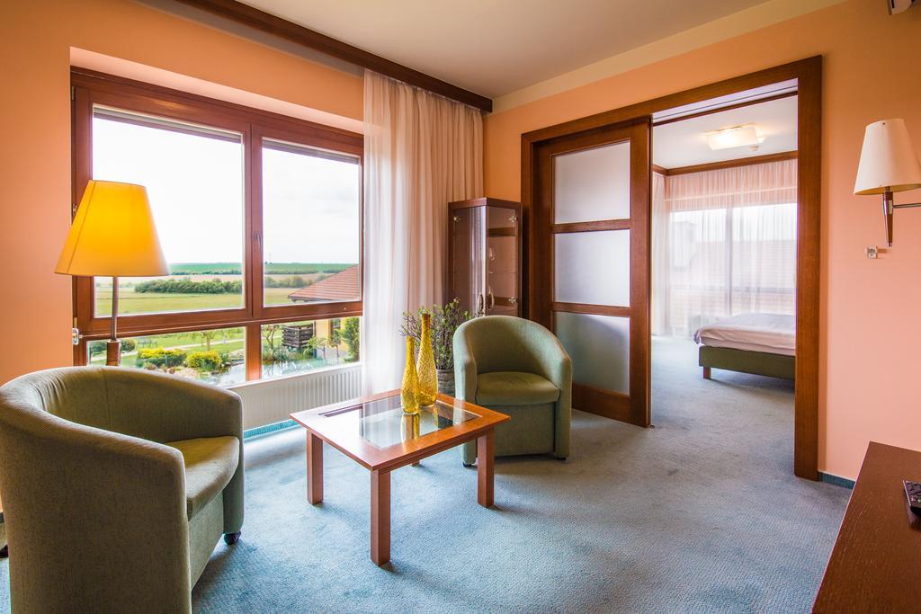 Wellness Hotel Happy Star Hnanice  Extérieur photo