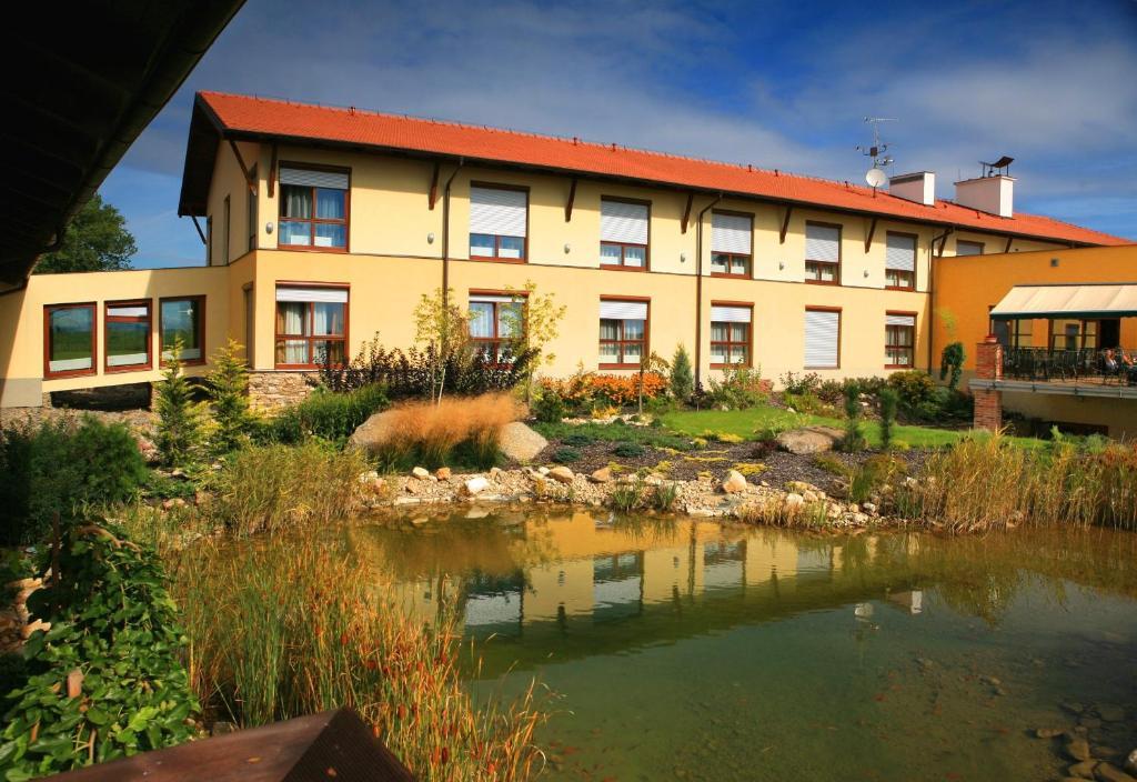 Wellness Hotel Happy Star Hnanice  Extérieur photo