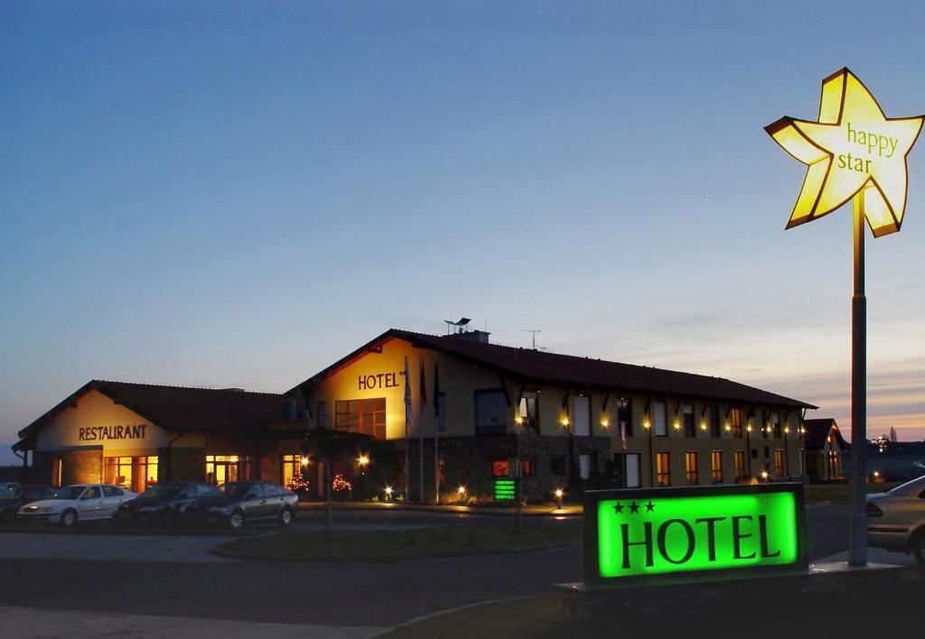 Wellness Hotel Happy Star Hnanice  Extérieur photo