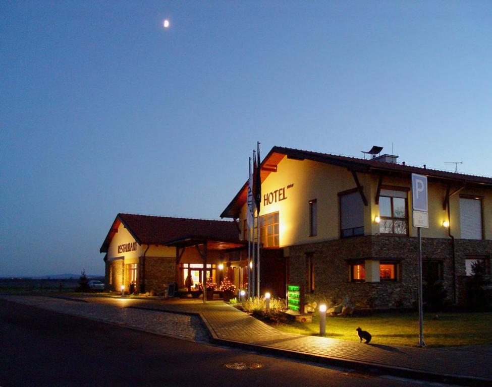 Wellness Hotel Happy Star Hnanice  Extérieur photo