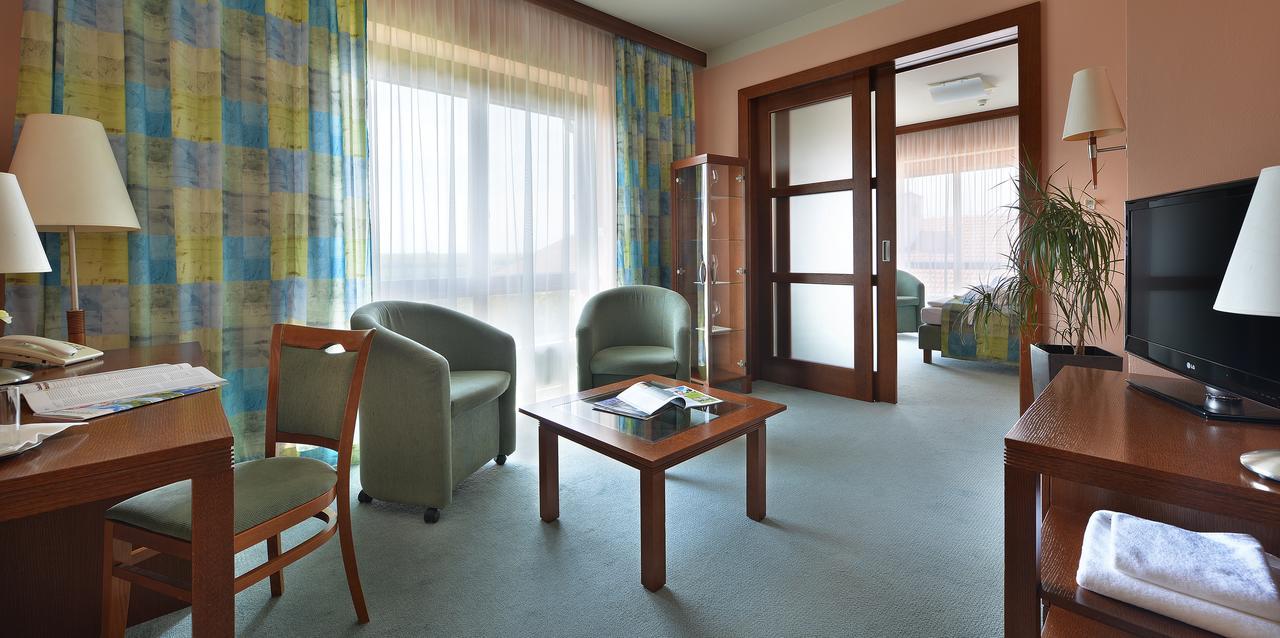 Wellness Hotel Happy Star Hnanice  Extérieur photo